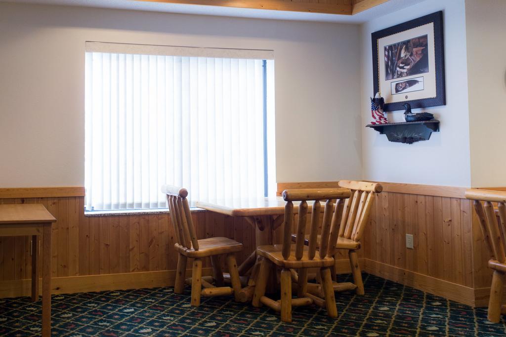 White Oak Inn And Suites Deer River エクステリア 写真