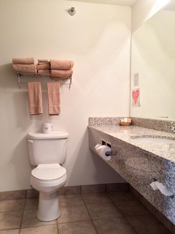 White Oak Inn And Suites Deer River エクステリア 写真